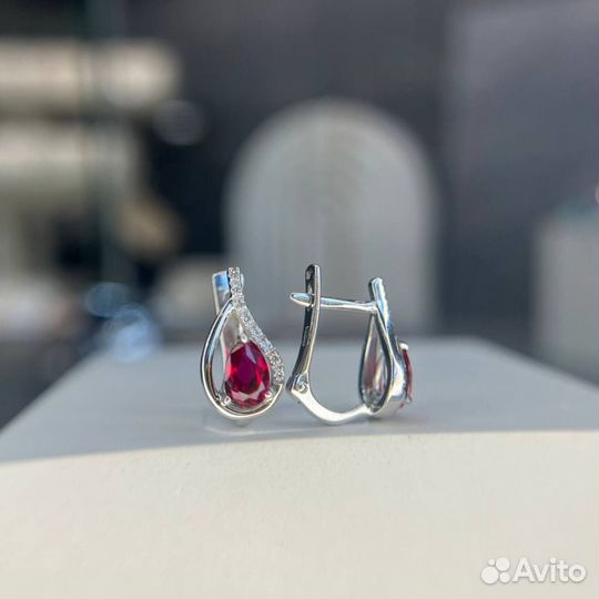 Золотые серьги белое золото с рубином