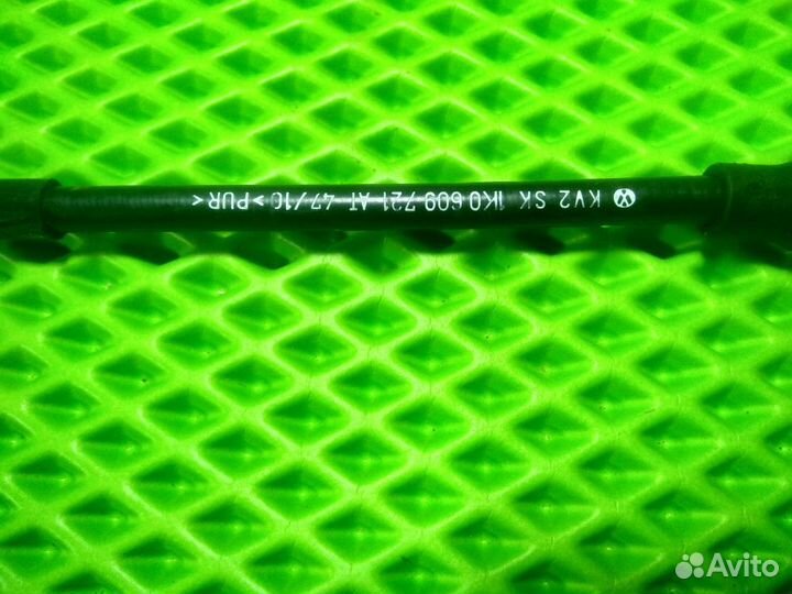 Трос ручника правый Skoda Octavia A5