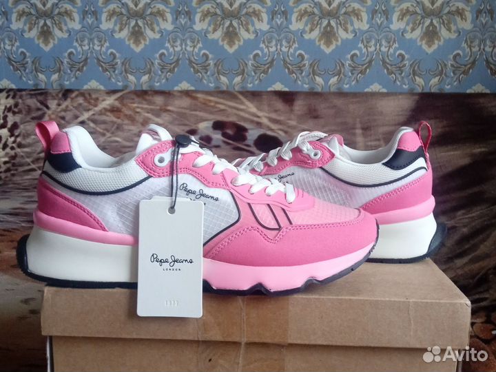 Кроссовки женские