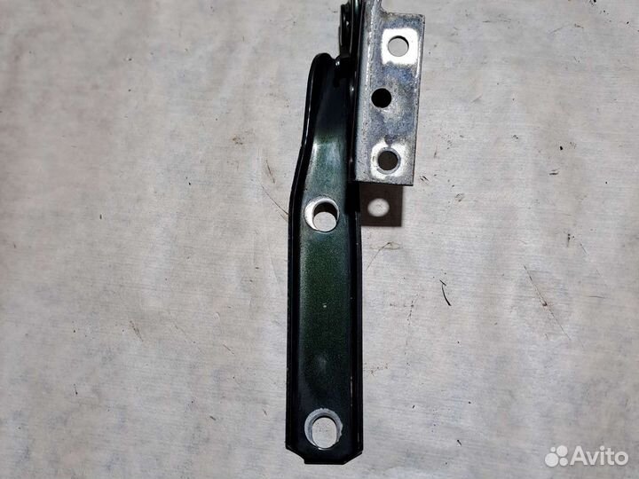 Петля капота правая Volkswagen Passat B5