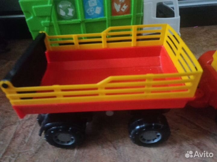 Детская игрушка, машина, трактор