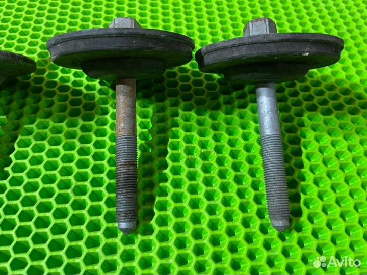 Болты подрамника задние Bmw 5 E39 M52B28 1997