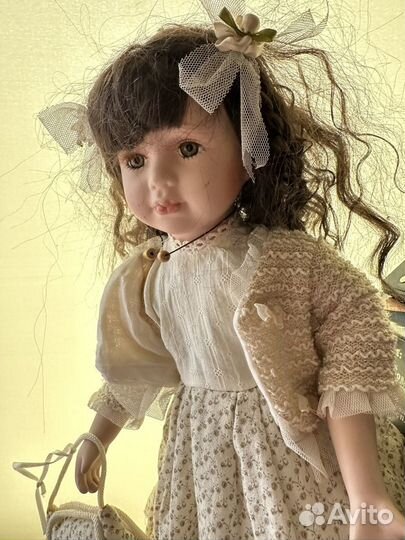 Кукла фарфоровая на подставке