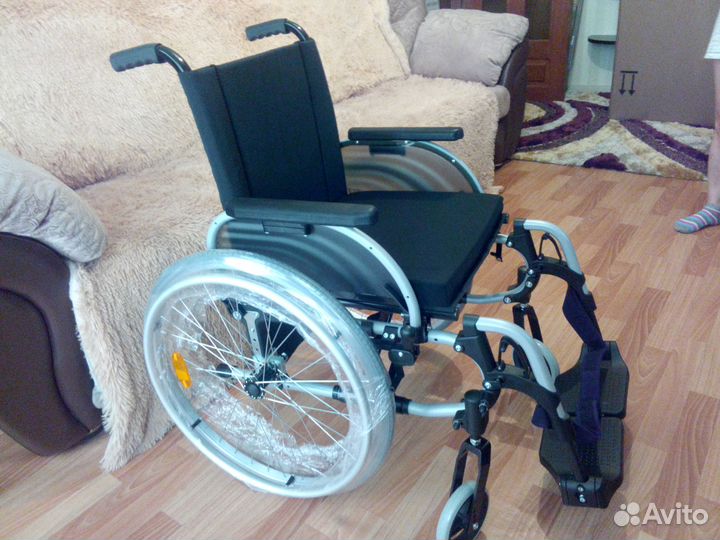 Инвалидная Кресло-коляска.С ручным приводом.1 шт