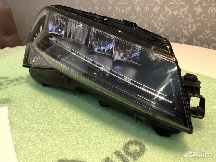 Фара светодиодная правая Skoda Superb 3