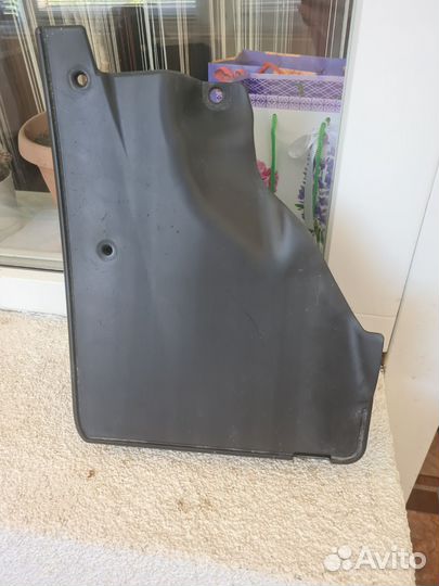 Правый брызговик Subaru Forester SK