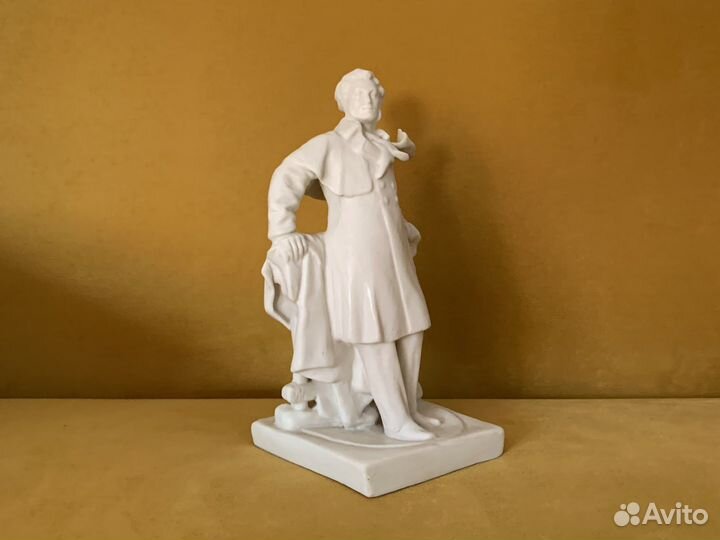 Фарфоровая статуэтка Пушкин на прогулке бисквит
