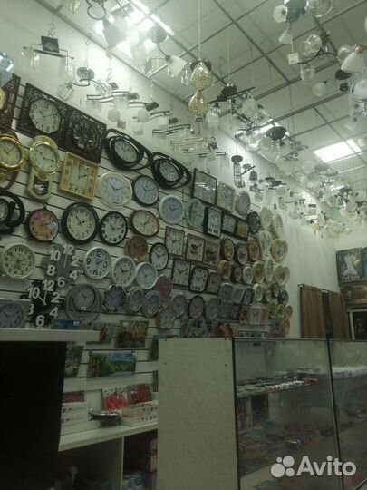 Люстры, часы, картины