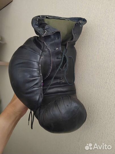 Боксерская груша и боксерские перчатки