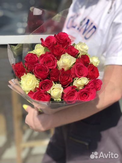 Букет роз красно-белый