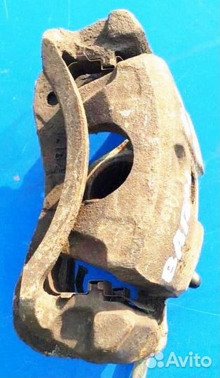 Суппорт левый передний Мицубиси Спэйс Вагон