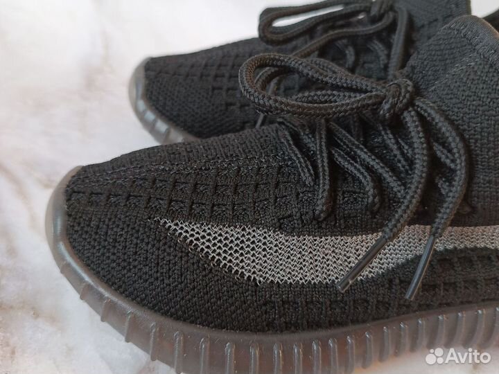 Детские кроссовки изики