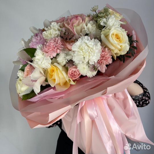 Букет с розами и пионами в оформлении