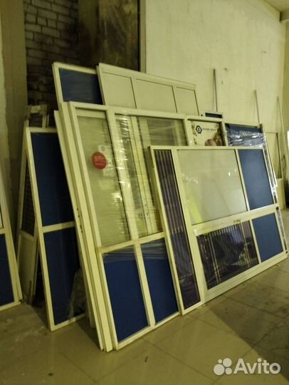 Дверь алюминиевая