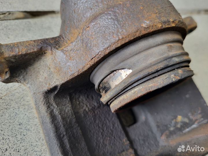 Суппорт тормозной передний Mitsubishi Lancer IX