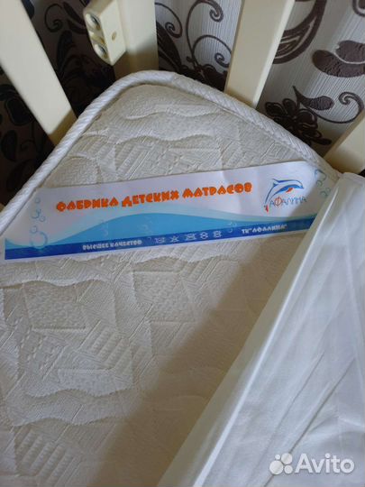 Детская кроватка с продольным маятником