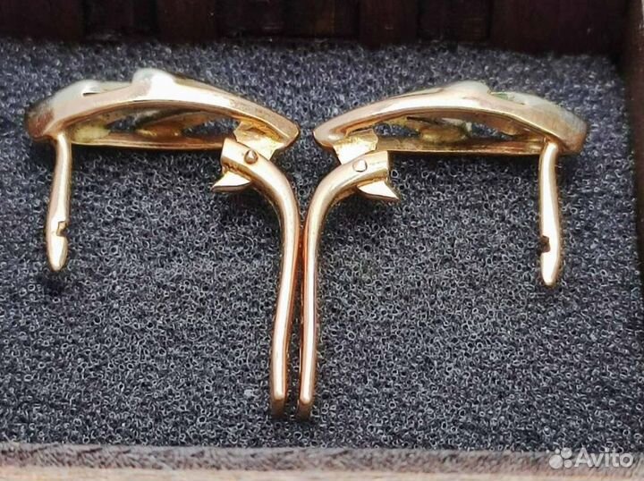 Золотые серьги 585 пробы массой 2.7 грамма