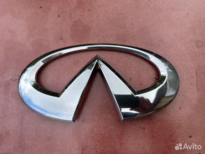 Эмблема решетки радиатора Infiniti Qx70 S51