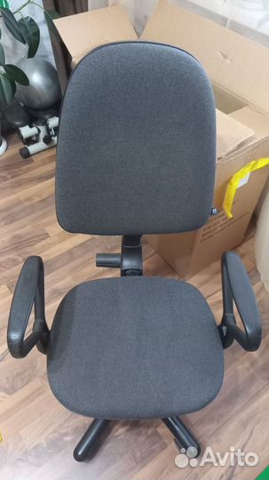 Компьютерное кресло/ офисный стул на колесах
