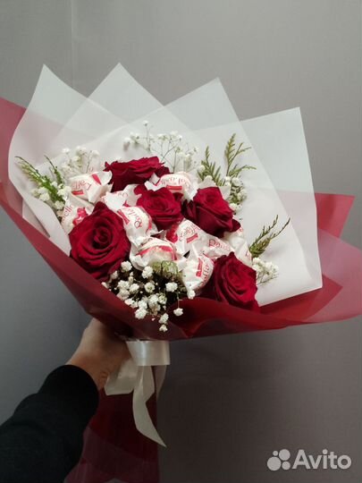 Букет из конфет, живых цветов, зелени