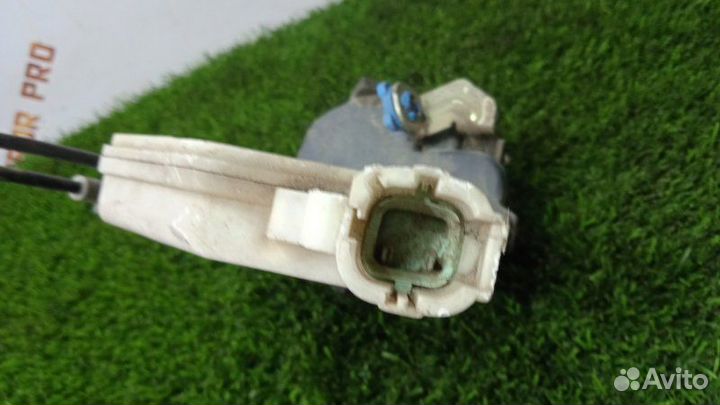 Замок двери задний левый Nissan Skyline HV35