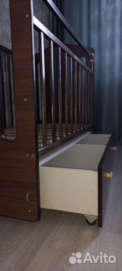 Детская кроватка с маятником и ящиком