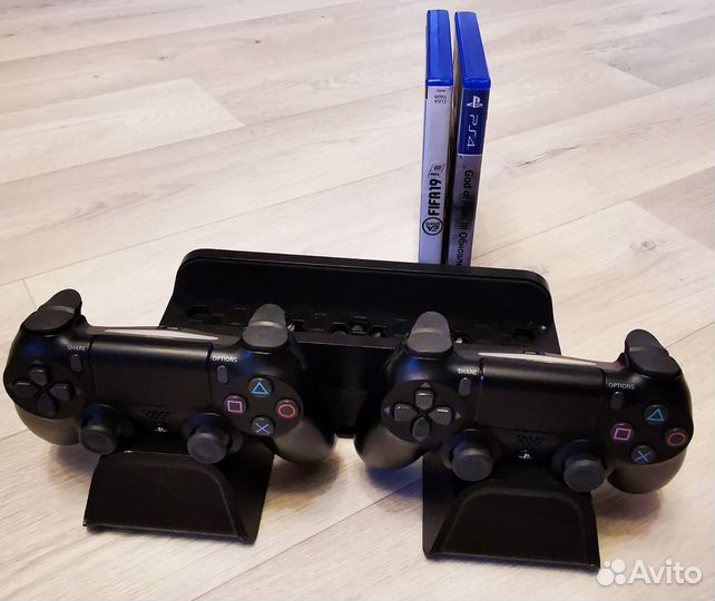 Sony PS4 Pro 1tb / 2 геймпада / док станция / игры