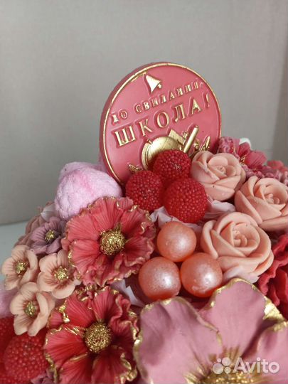 Сдадкий букет в корзине учителю, воспитателю