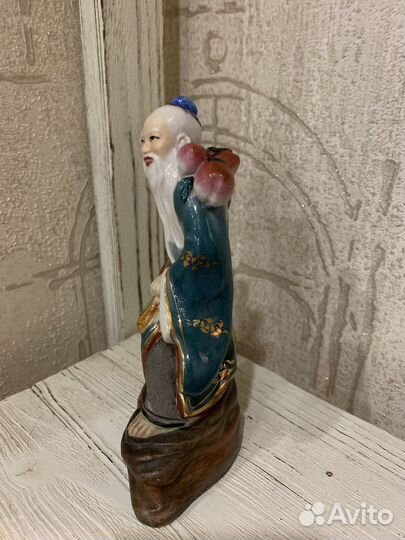 Фарфоровая статуэтка. Китайский старец с персиками