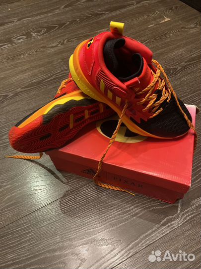 Кроссовки adidas pixar