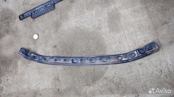 Планка радиатора Toyota Land Cruiser 200 2009