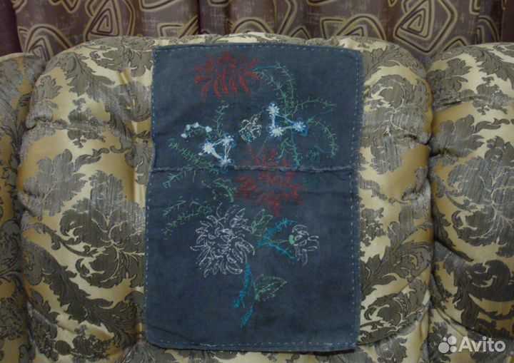 Старинная ручная вышивка на темном фоне