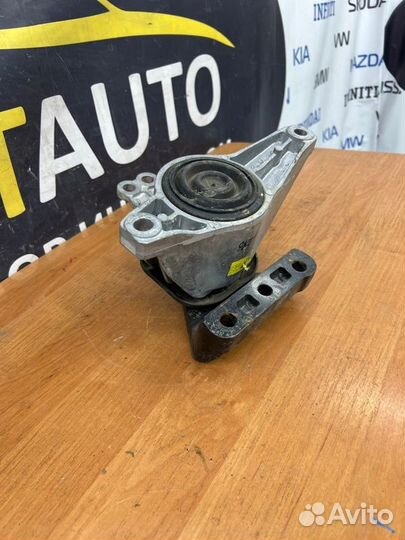 Подушка двигателя правая Kia Sorento 4 4WD D4HE