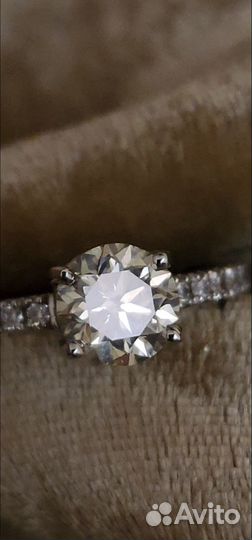 Кольцо с бриллиантом