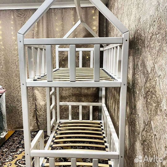 Двухъярусная кровать домик из массива (новая)