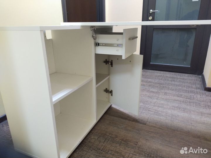 Маникюрный стол