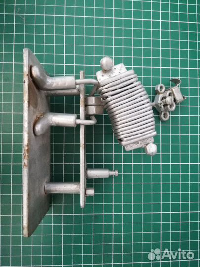 Забавная фигурка баяниста из металла