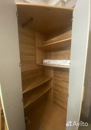 Двухярусная кровать и два шкафа