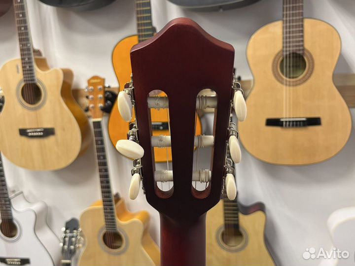 Гитара натурального цвета