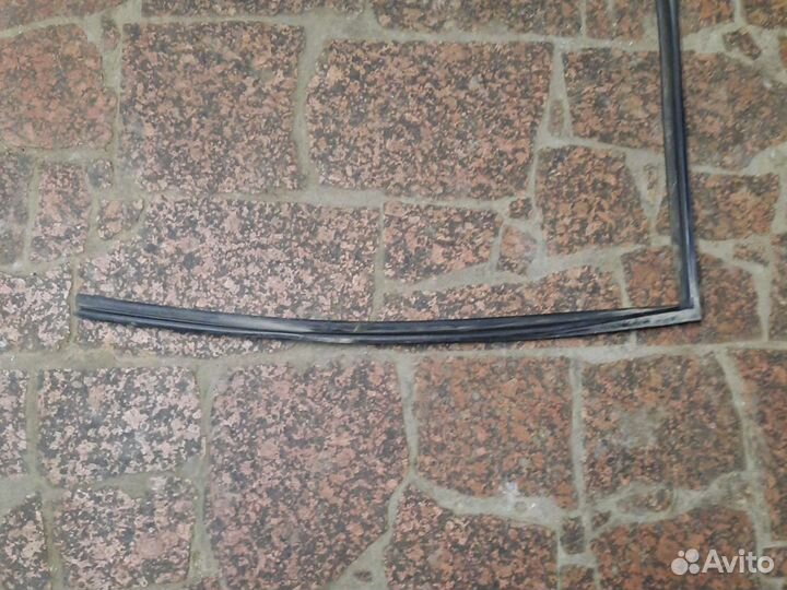 Уплотнитель задний правый двери на Ниссан Тиида С1