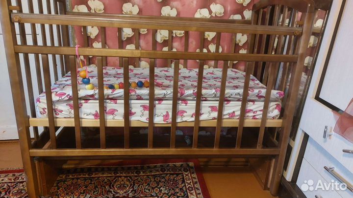 Детская кроватка с маятником
