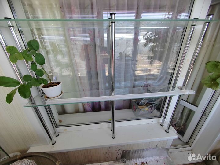 Полка стеклянная для цветов