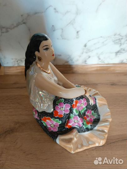 Статуэтка фарфор