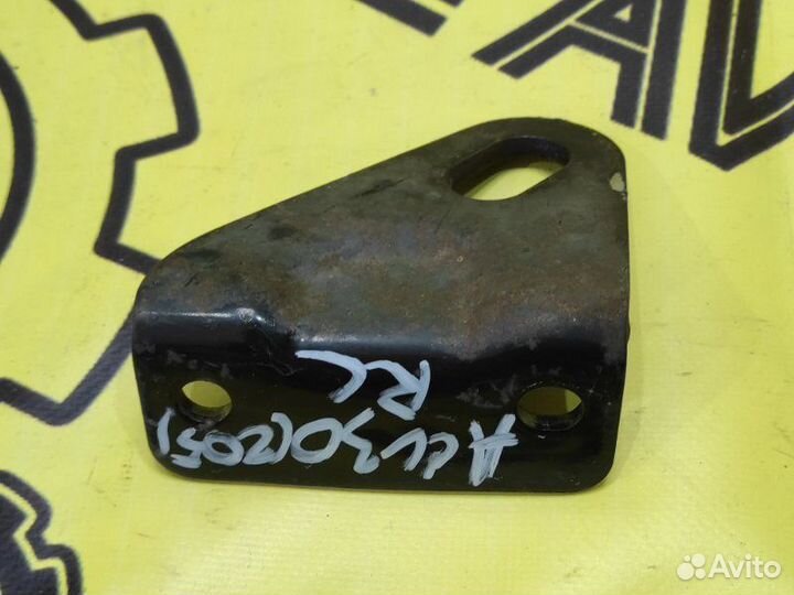 Петля буксировочная задняя левая Toyota Camry