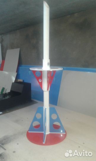 Стул на одной ноге