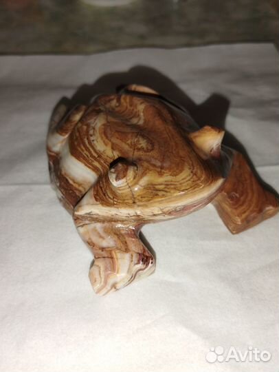 Фигурка лягушки из оникса