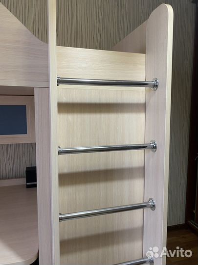 Компьютерный стол с кроватью