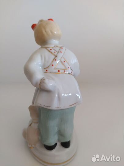Фарфоровая статуэтка 