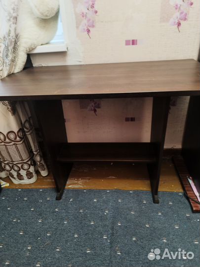 Кухонный уголок со столом и стульями, стенка