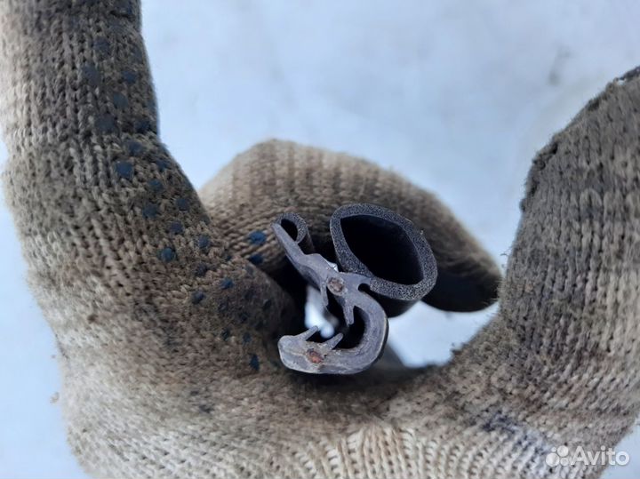 Уплотнитель капота Форд Торнео Коннект